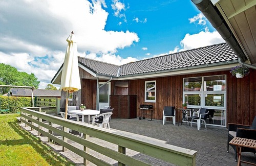 Grønninghoved Strand House | Spacious Holiday Home in Sjolund with Sauna