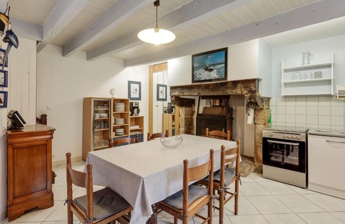 Querrien House | Spacious Holiday Home With Garden in Querrien France