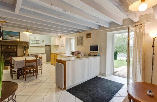 Querrien House | Spacious Holiday Home With Garden in Querrien France
