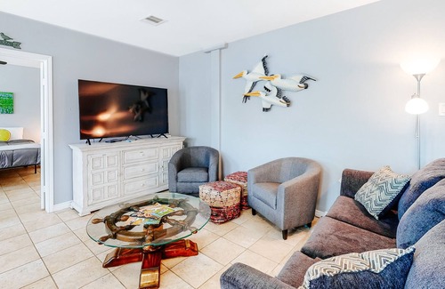 San Jacinto House | Spacious home 4 blocks from beach with 2 grills & kitchens, TVs in all bedrooms