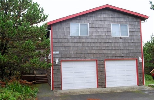 Manzanita House | Spacious Home & A Half-Block from the Beach.