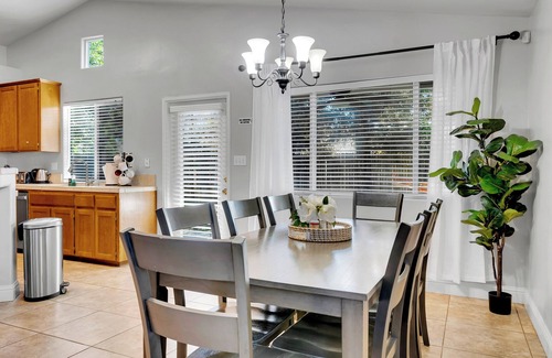 Greenacres House | Spacious Home-BBQ,Ev,Comfy BEDS,Near Shops.