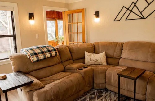 Dunsmuir House | Spacious Home; close to ski park, trails, downtown