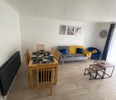 Harlow House | Spacious Home, Garden, in Harlow, Comfy for Contractors & Relocators