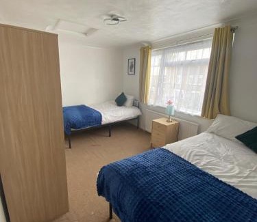 Harlow House | Spacious Home, Garden, in Harlow, Comfy for Contractors & Relocators