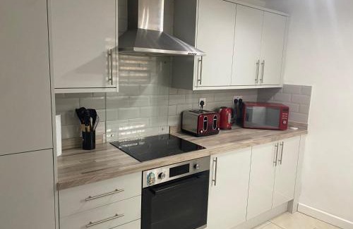 Harlow House | Spacious Home in Harlow Free Parking