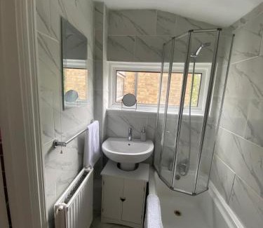 Harlow House | Spacious Home in Harlow Free Parking