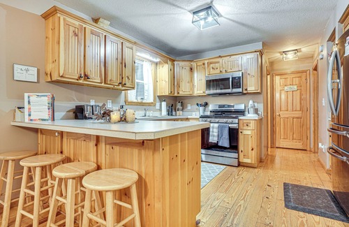Helen Cottage | Spacious Home in Helen w/Porch & Balcony!