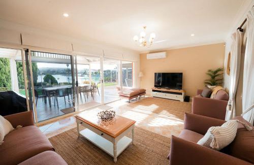 Encounter Bay House | Spacious home on the lake - Private beach