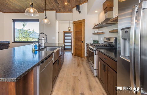 Antler Ridge House | Spacious Home! Stunning Mountain Views! Private Deck, Grill, Hot Tub, 7Min Drive