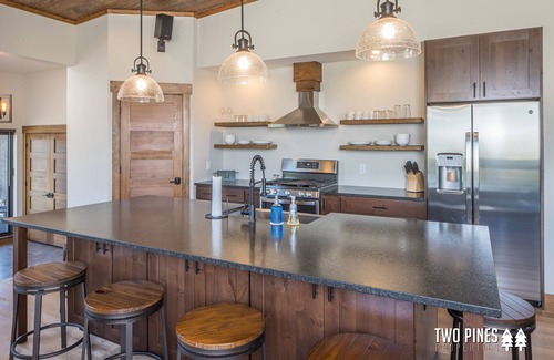 Antler Ridge House | Spacious Home! Stunning Mountain Views! Private Deck, Grill, Hot Tub, 7Min Drive
