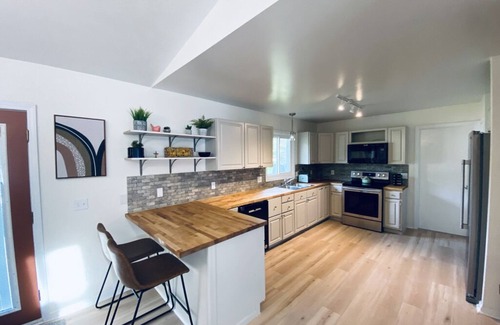 Macatawa House | Spacious Home w/King Bed close to Beaches, Lake Macatawa, Holland, & Saugatuck