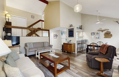 Harbor Springs Condo | Spacious home w/shared tennis & pool - close to lake