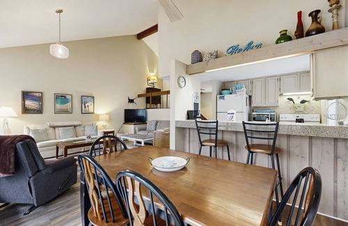 Harbor Springs Condo | Spacious home w/shared tennis & pool - close to lake