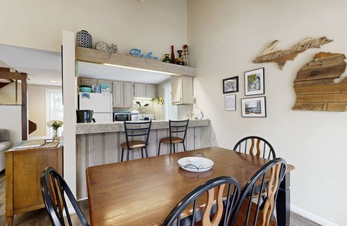 Harbor Springs Condo | Spacious home w/shared tennis & pool - close to lake