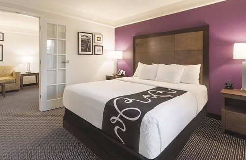 Grand Junction Hotel | Spacious Hotel Room w/Outdoor Pool & Hot Tub – Seasonal Bliss