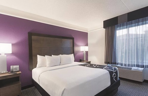 Grand Junction Hotel | Spacious Hotel Room w/Outdoor Pool & Hot Tub – Seasonal Bliss