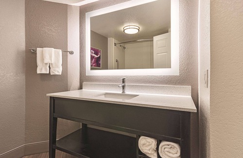 Grand Junction Hotel | Spacious Hotel Room w/Outdoor Pool & Hot Tub – Seasonal Bliss