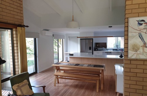 Bright House | Spacious house 2 min walk from town and backs onto Ovens River