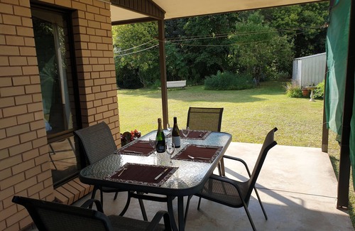Bright House | Spacious house 2 min walk from town and backs onto Ovens River