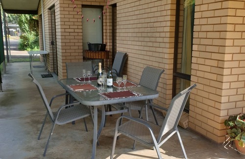 Bright House | Spacious house 2 min walk from town and backs onto Ovens River