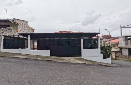 Cuenca House | Spacious house in front of a park (pet friendly)