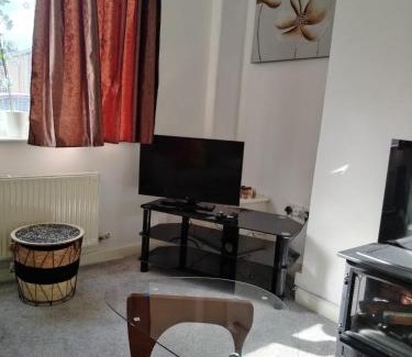 Leigh House | Spacious House, Near Haigh Woodland Park, Wifi, Parking
