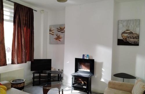 Leigh House | Spacious House, Near Haigh Woodland Park, Wifi, Parking