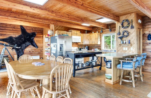 Port Angeles House | Spacious house w/mountain views, bunkhouse & hot tub—dogs welcome