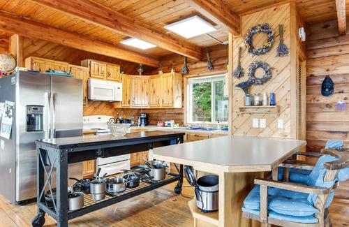 Port Angeles House | Spacious house w/mountain views, bunkhouse & hot tub—dogs welcome