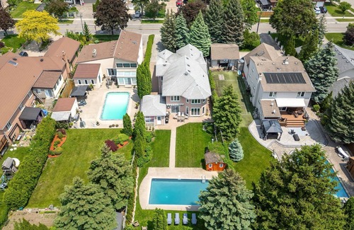 Rathwood House | Spacious House with Large Heated Pool and Backyard.
