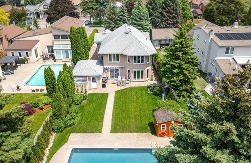 Rathwood House | Spacious House with Large Heated Pool and Backyard.