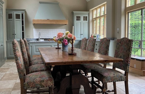 Broadway House | Spacious House with heated pool and gym sleeping up to 14