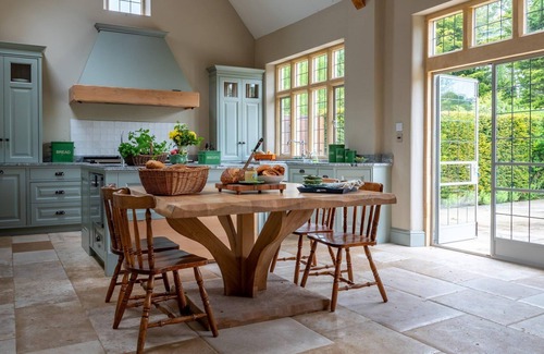 Broadway House | Spacious House with heated pool and gym sleeping up to 14
