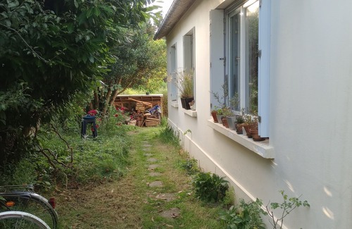 Redon House | Spacious house with lush garden, 10 minutes' walk from town center.