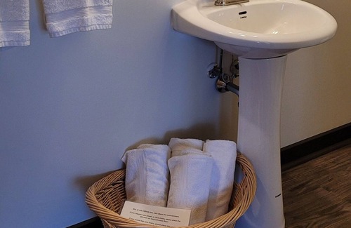 Little Sands Bed & Breakfast | Spacious inn perched on cliff above the sea