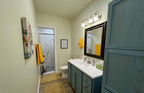 Hannibal Apartment | Spacious king-bed apartment with endless hot water. Only blocks from downtown!