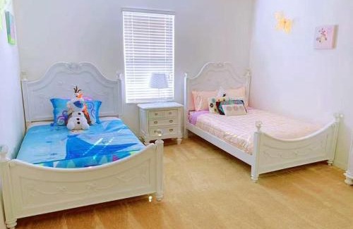 Loughman House | Spacious King, Queen Rooms in Luxury Villa-Pool-SPA-Disney-WiFi-Smart TV