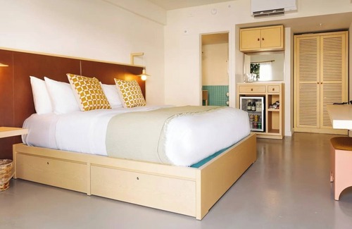 San Jacinto Hotel | Spacious King Room by Pool Patio & Rooftop Lounge Near Galveston Seawall
