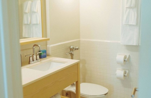 San Jacinto Hotel | Spacious King Room by Pool Patio & Rooftop Lounge Near Galveston Seawall