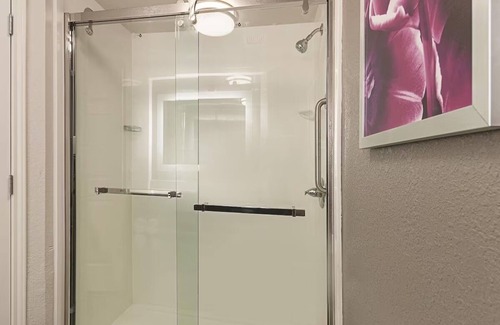 Grand Junction Hotel | Spacious King Suite at La Quinta Inns & Suites, Relaxing Pool, Near Golf Courses