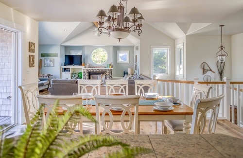 Manzanita House | Spacious King Suite, Lofty Great Room, 6 Bedrooms, Hot Tub Near Manzanita Beach!