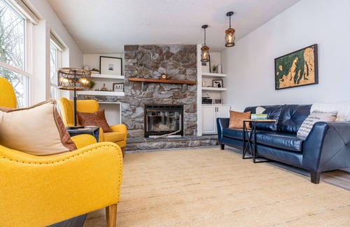 Traverse City House | Spacious lake house north of TC. A/C. Dock, kayaks. Pet ok