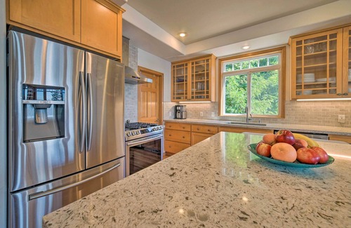 Lake Stevens Cottage | Spacious Lake Stevens Home w/Fire Pit, Patio