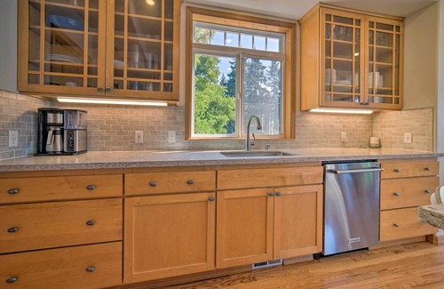 Lake Stevens Cottage | Spacious Lake Stevens Home w/Fire Pit, Patio