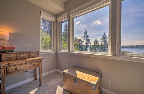Lake Stevens Cottage | Spacious Lake Stevens Home w/Fire Pit, Patio