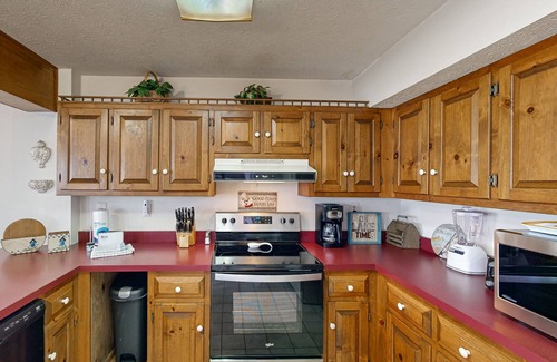 Mineral House | Spacious lakefront house w/ping pong table, fire pit, deck, patio & grill