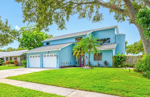 On Top of The World House | Spacious Lakefront pool retreat in Clearwater less than 20 min to beaches