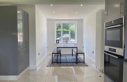 St Margarets House | Spacious Large Modern Farm House