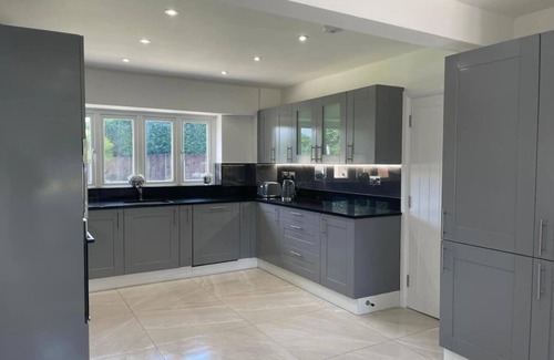 St Margarets House | Spacious Large Modern Farm House
